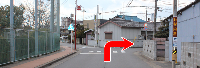 ２手に分かれるＹ字交差点を右に進む
